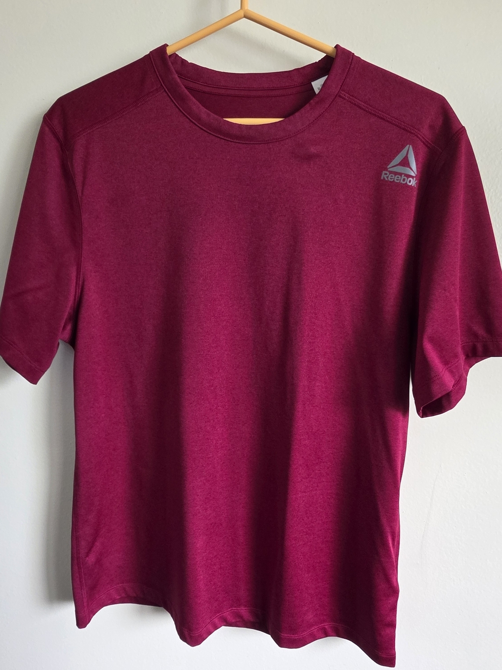 Reebok Men's Short Sleeve Crew Neck Tshirt in Burgundy